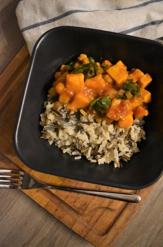 Curry z batatem i jarmużem