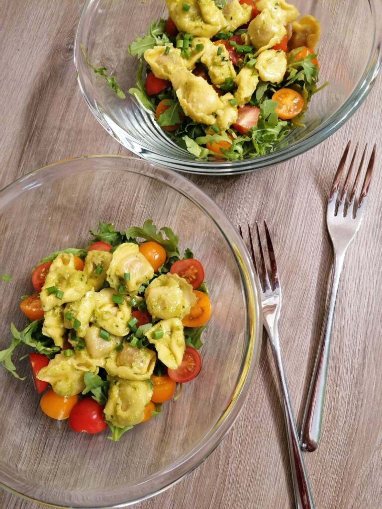 Sałatka z tortellini i pesto