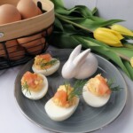 Croissant z jajkiem i łososiem