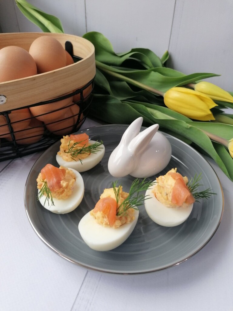 Jajka faszerowane wędzonym łososiem