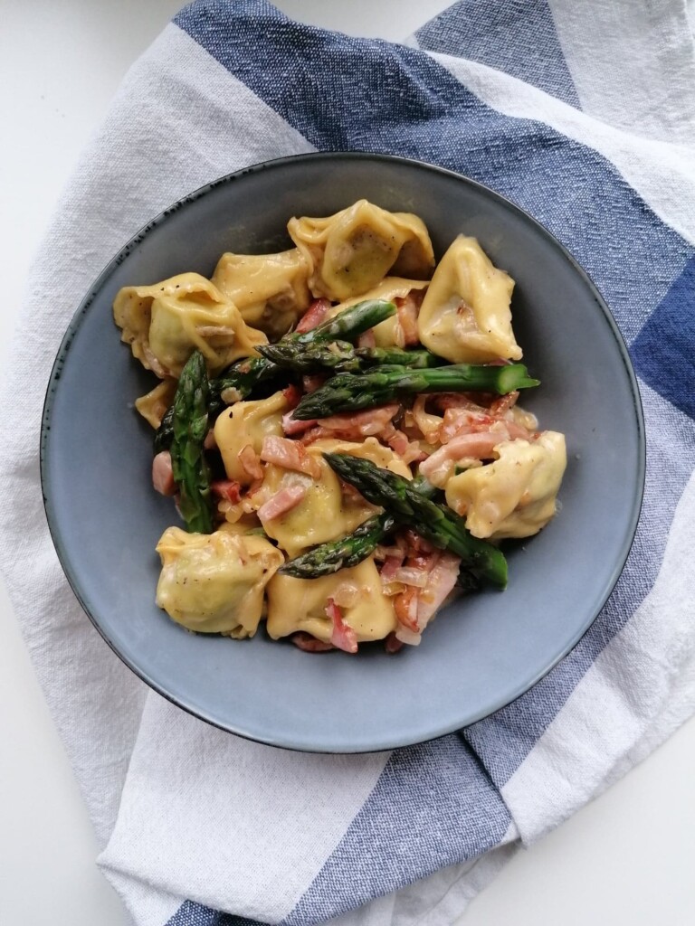 Tortellini z szynką parmeńską, szparagami i boczkiem