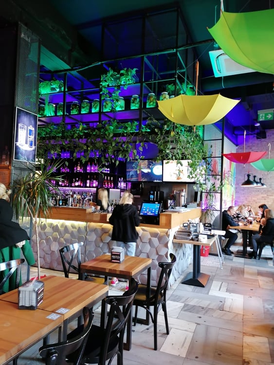 Izraelska restauracja Jaffa, w tle bar, z sufitu zwisają kolorowe parasole