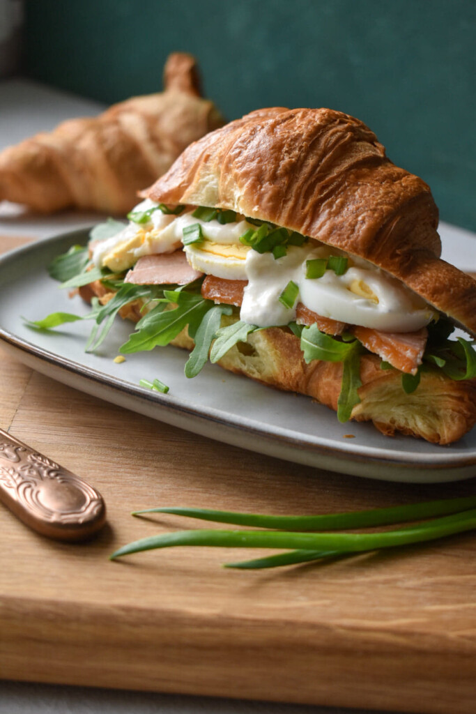 Croissant z jajkiem i łososiem