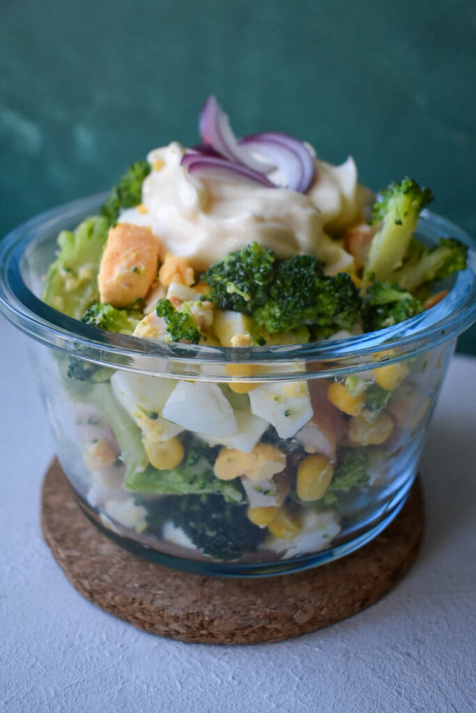 Sałatka z brokułem i wędzonym kurczakiem