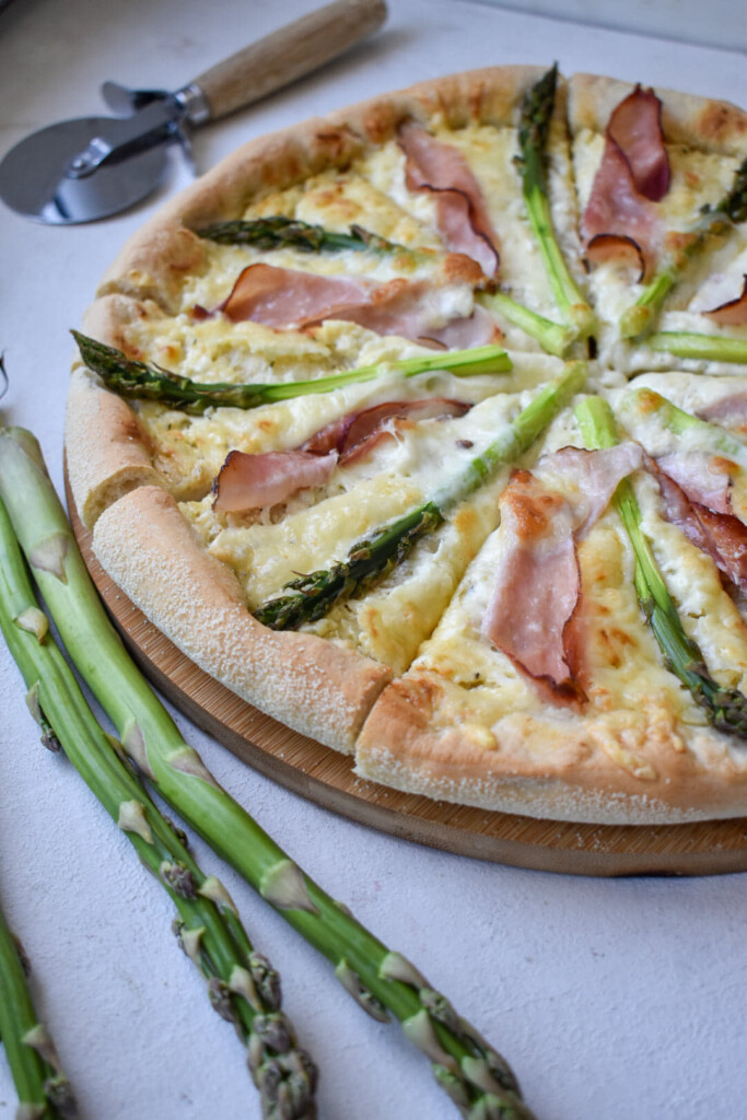 Biała pizza ze szparagami