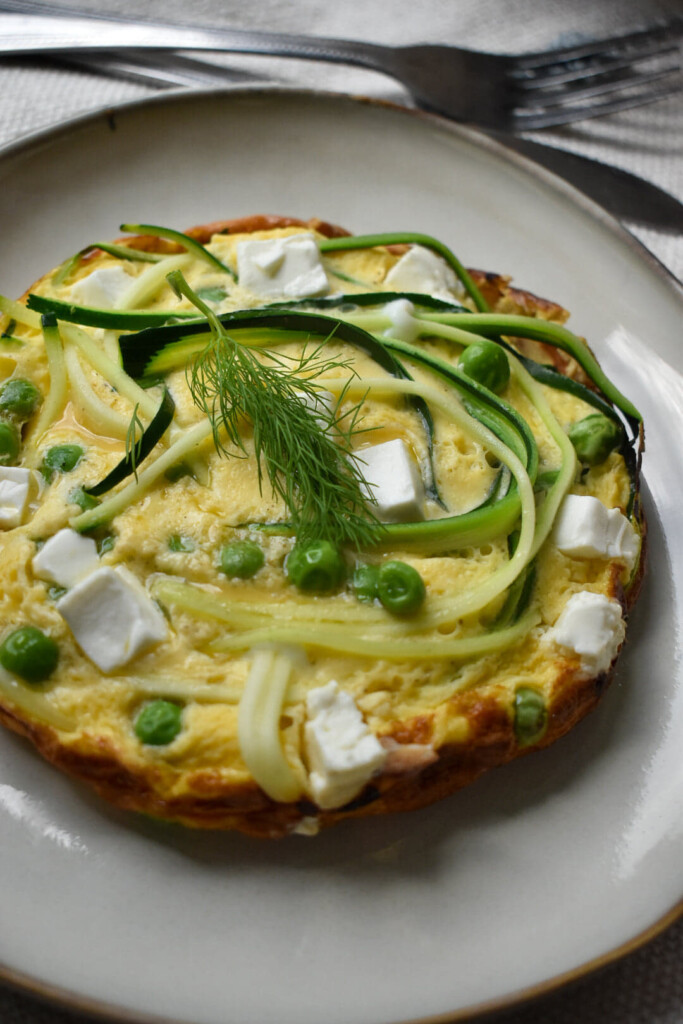 Wiosenny omlet z cukinią i groszkiem