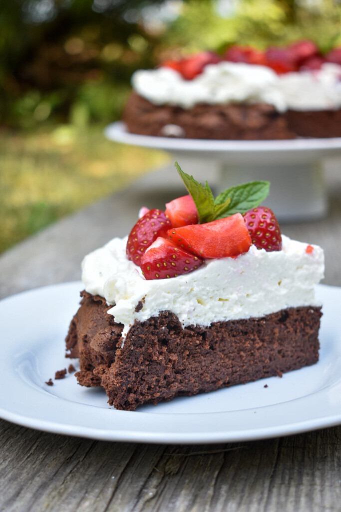 Brownie z truskawkami i kremem