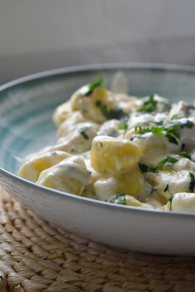 Gnocchi z kurczakiem w sosie śmietanowo pietruszkowym
