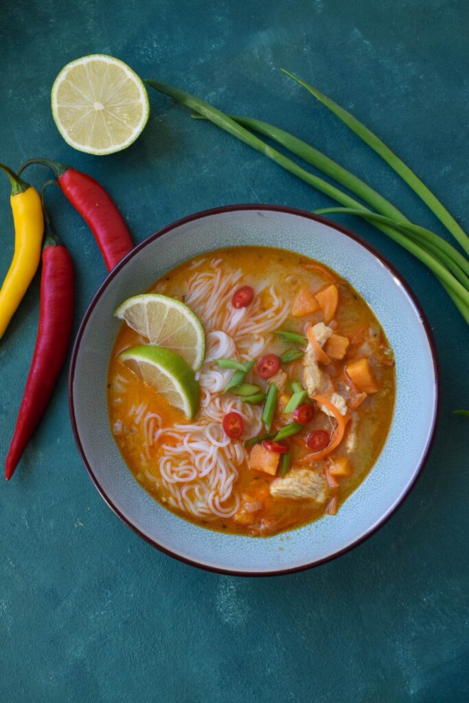 Orientalna zupa z kurczakiem i batatami