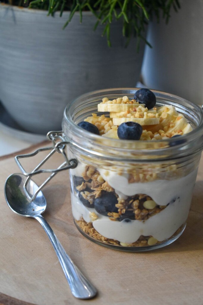 Skyr z granolą i owocami