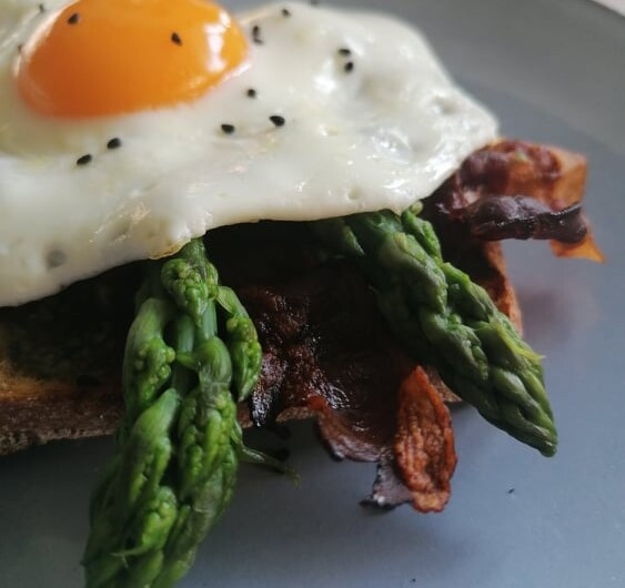 Kanapka z bekonem, szparagami i jajkiem sadzonym
