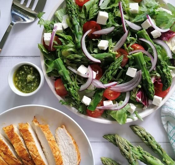 Lekka sałatka ze szparagami