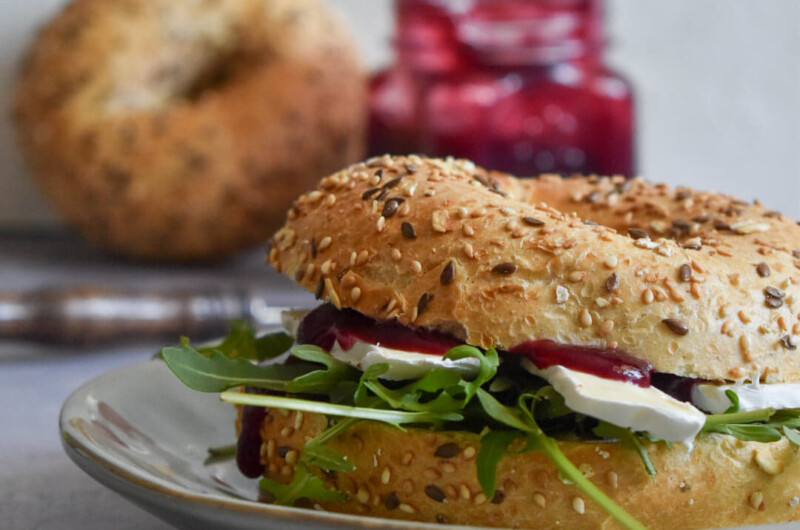 Bajgiel z camembertem i żurawiną